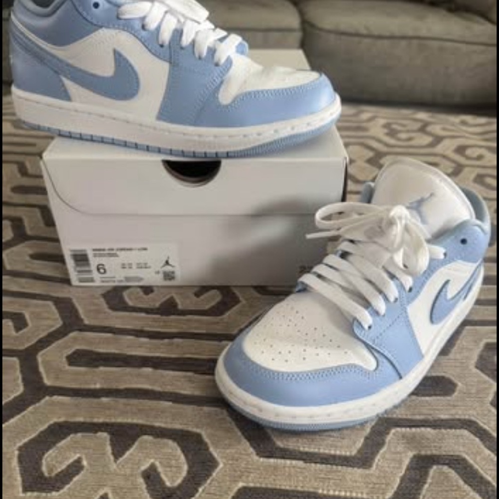 Women’s Air Jordans 1 Low Sz 6
